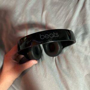 Beats Solo 3 comes with original case